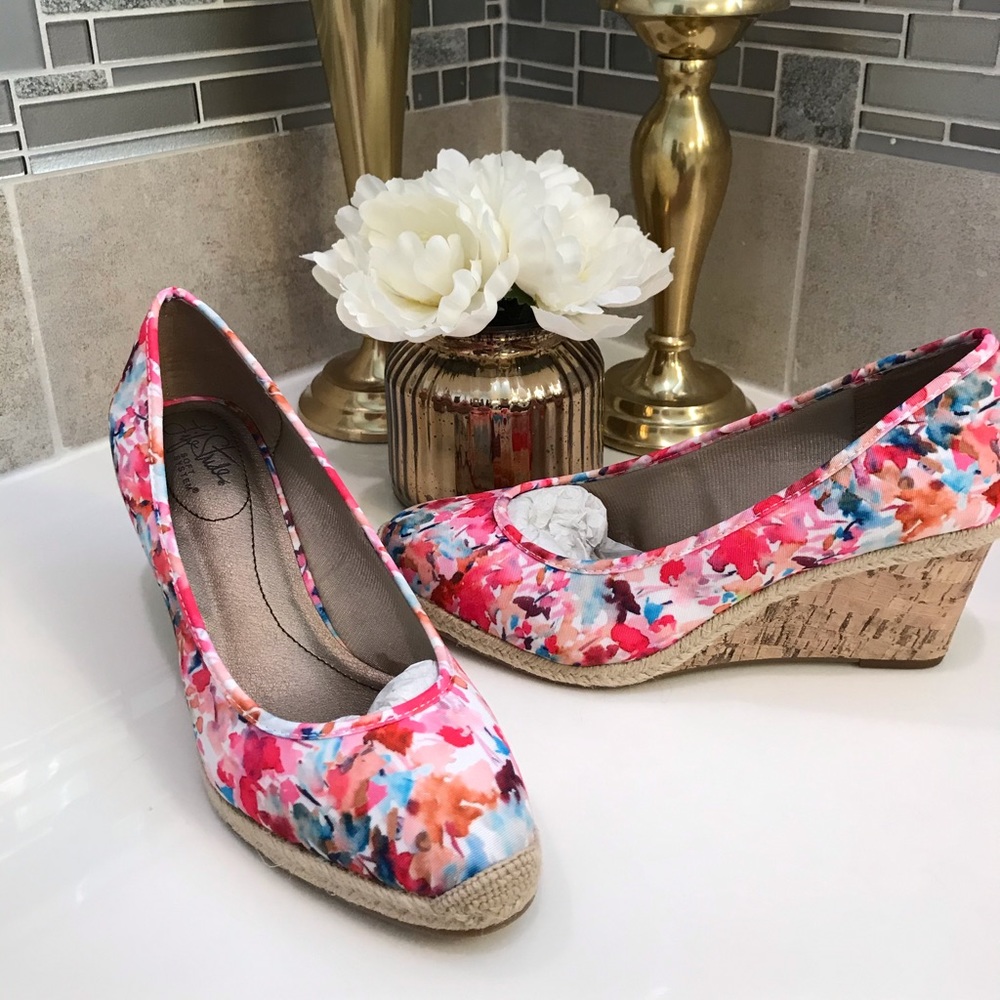 Wedges in pink floral by life stride 8.5